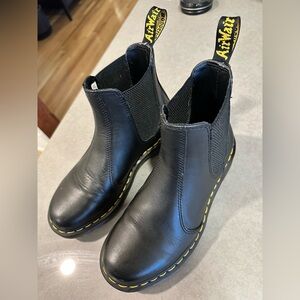 Dr martens 2976 Chelsea boot in black!